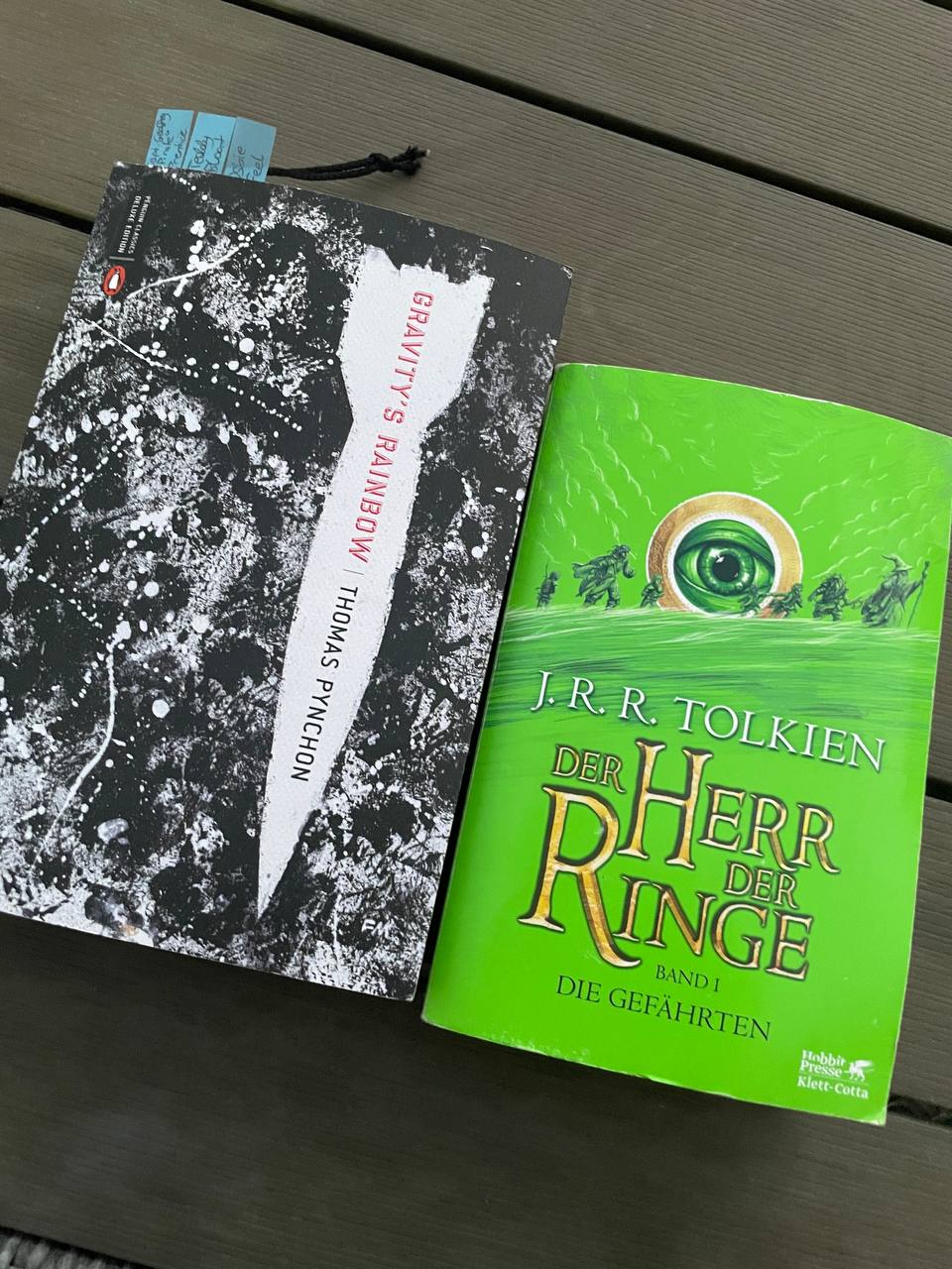 Nach einigen recht enttäuschenden Büchern habe ich einen - für mich, aktuell - sehr passenden Lesemodus gefunden: Je nach Energielevel lese ich entweder LOTR oder (endlich!!!!) Gravity's Rainbow - zweiteres bewusst seeeehr langsam. I love it!